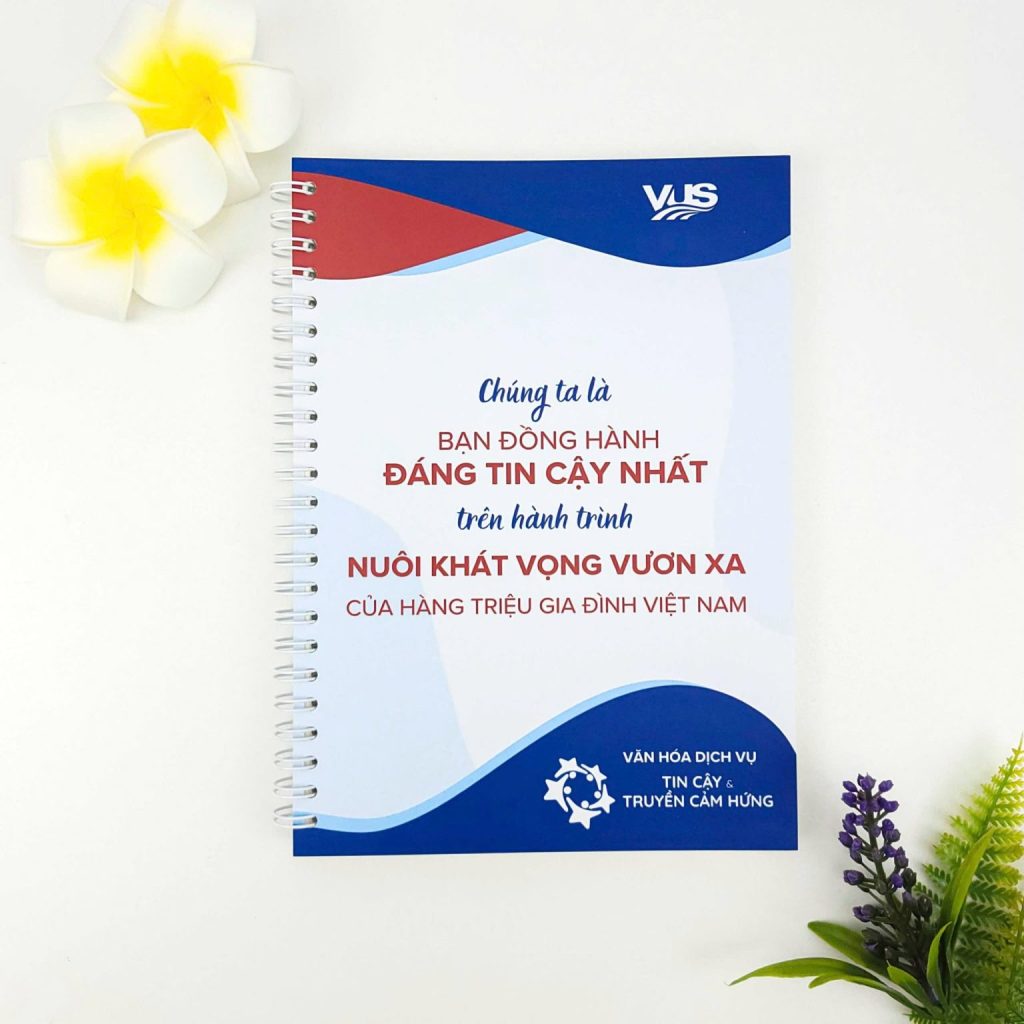 Sổ tay lò xo A5 in logo trung tâm Anh Ngữ VUS